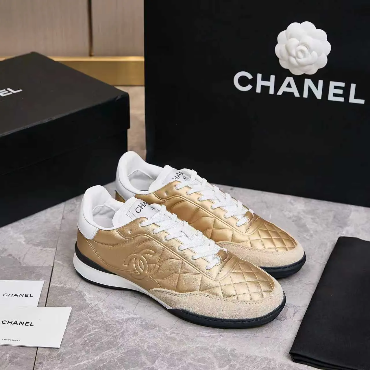 p560 Chanel Chanel - 2025 counter top casual sports shoes This classic design; the upper is electro-embroidered with a variety of craftsmanship; the outsole is fashionable and sporty; the extraordinary inclusion of a variety of color matching elements... The diversified mix and match is very beautiful and versatile, casual, fashionable, sports and outdoor can be taken into account... ꫛꫀꪝ Go➫ Materials: ❶Upper made of: Original imported mixed-breed sheep + craftsmanship ❷Inner uses: Original imported breathable sheepskin ❸ Outsole based on: Original TPU outsole Counter boutique packaging complete set Female 35–41 Male 39-45